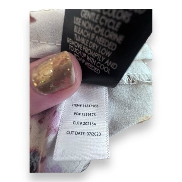 Women’s torrid 3 Cool Toned Floral White Georgette Pintuck Button-Front Blouse - Picture 15 of 16